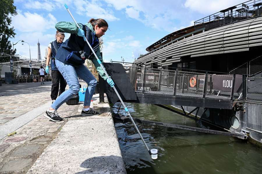 Die Entnahme einer Wasserprobe aus der Seine