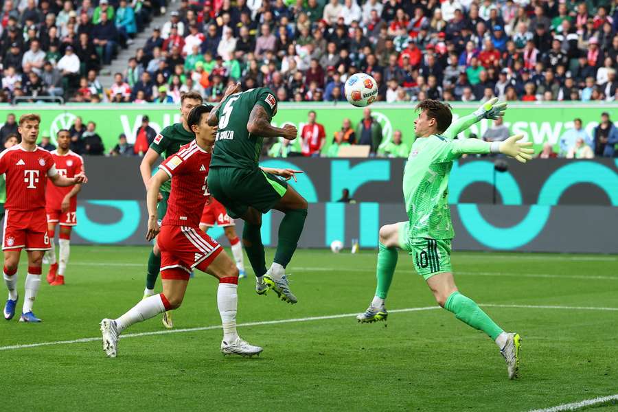 In der Bundesliga zeigte Urbig (r.) zuletzt sein großes Können