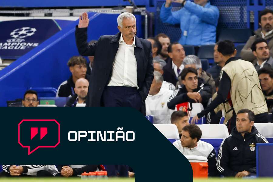 Jose Mourinho acena para os adeptos do Chelsea