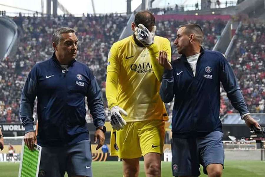 Otřesený Gianluigi Donnarumma po nešťastném střetu s Jamalem Musialou