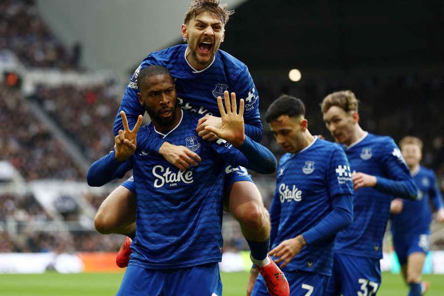 Beto festeja pelo Everton