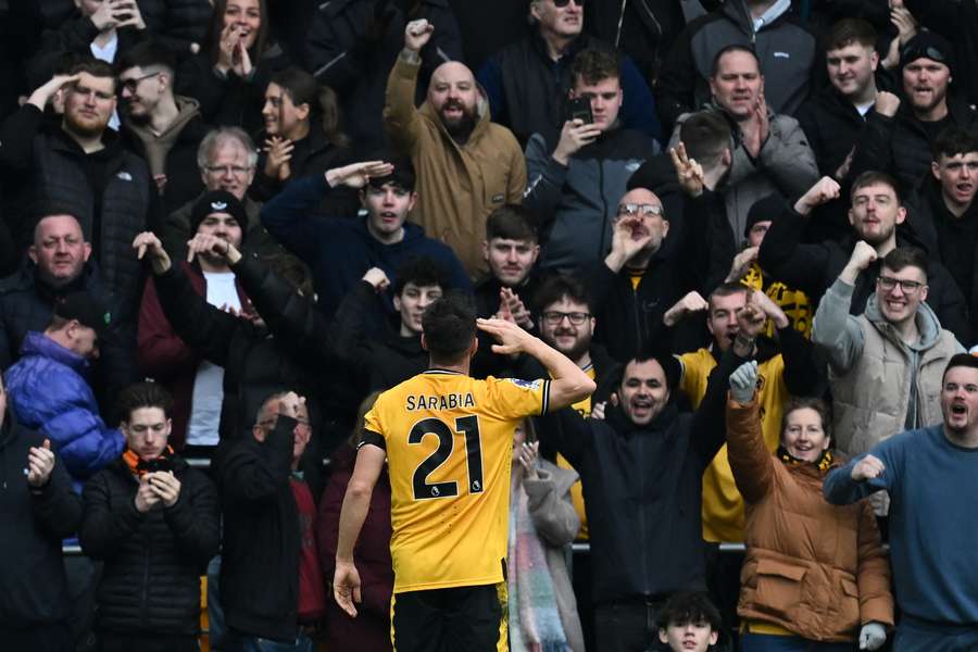 Il centrocampista spagnolo del Wolverhampton Wanderers n. 21 Pablo Sarabia festeggia davanti ai tifosi dopo aver segnato il gol iniziale