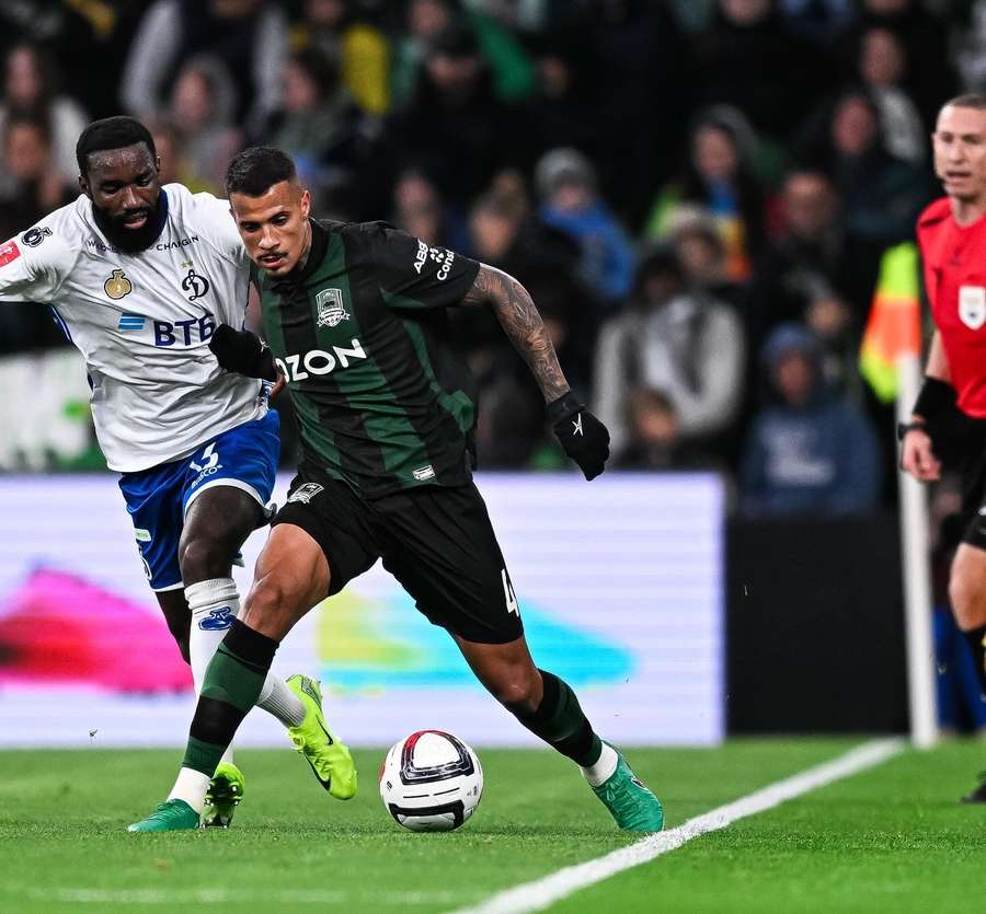 Diego sofreu com cartões amarelos na primeira temporada na Rússia Diego sofreu com cartões amarelos na primeira temporada na Rússia
