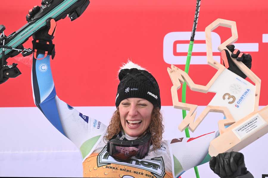 Ilka Stuhec feiert ihren Abfahrtssieg in Cortina