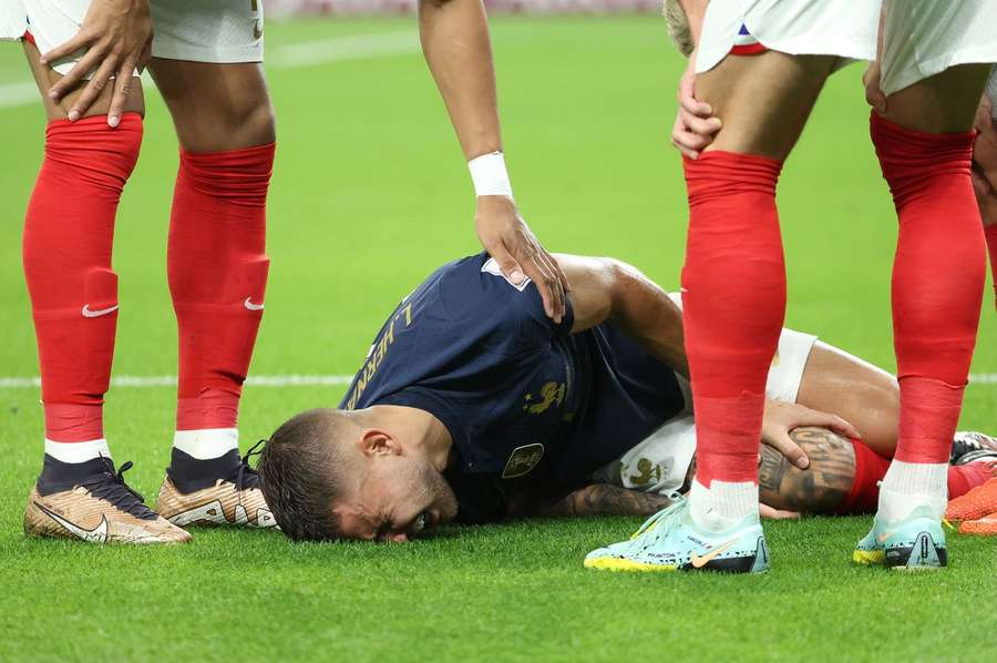 Lucas Hernandez i smerter i kampen mod Australien.