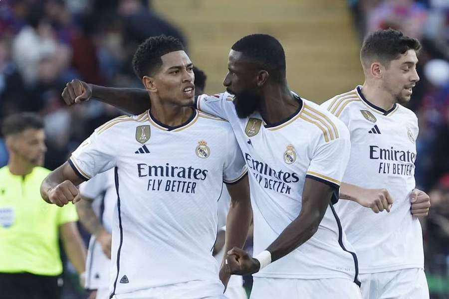 El Clásico rozhodl mladý Angličan dvěma góly. El Clásico rozhodl mladý Angličan dvěma góly.