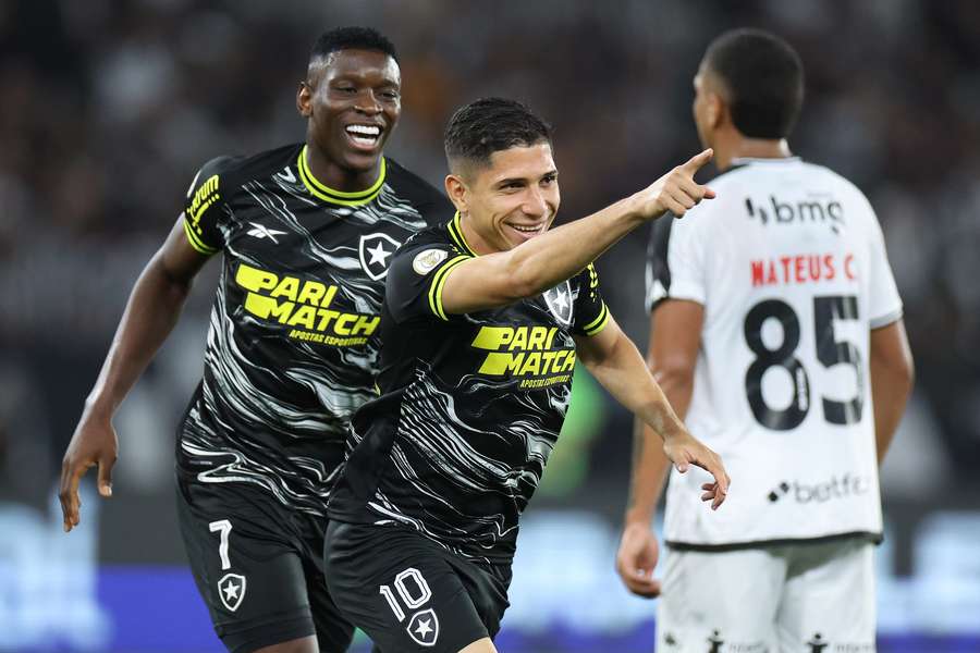 Savarino e Luiz Henrique marcaram na vitória do Botafogo sobre o Vasco