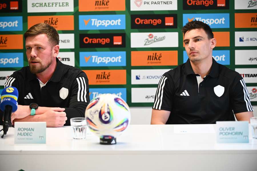Tréner Hudec a kapitán Podhorin počas tlačovej konferencie. Tréner Hudec a kapitán Podhorin počas tlačovej konferencie.