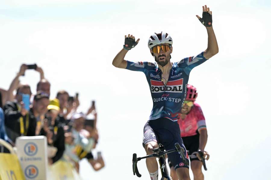 Valentin Paret-Peintre projíždí ílem 16. etapy Tour de France.