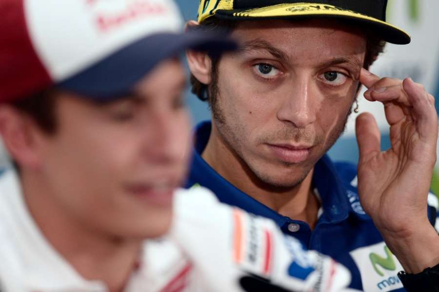 Valentino Rossi e Marc Márquez durante uma conferência de imprensa.