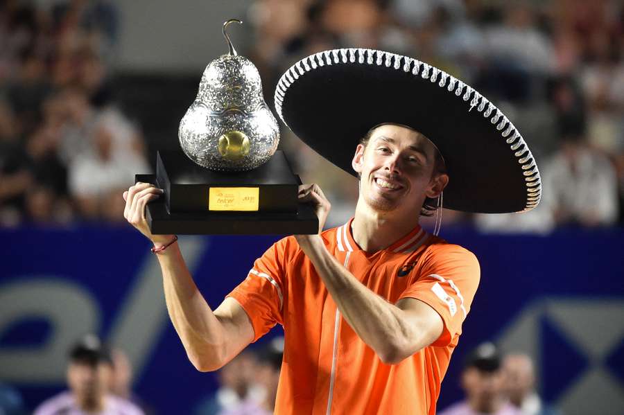 Alex de Minaur is blij met zijn trofee