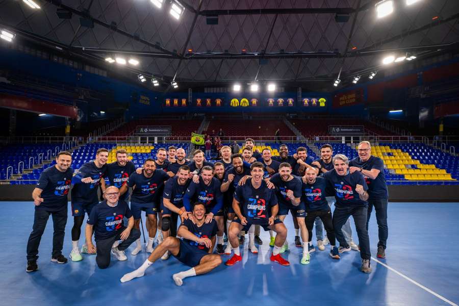 Jogadores do Barça festejam o título da Liga