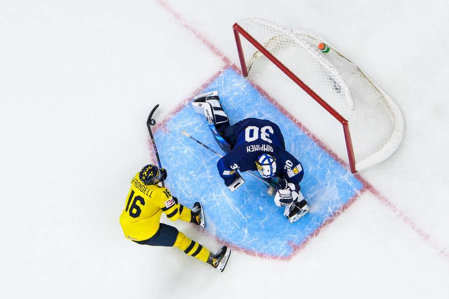 Anton Frondell scores the winning penalty for Sweden
