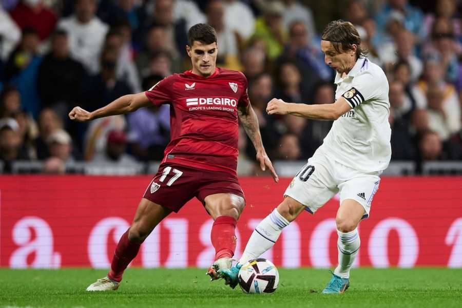 Luka Modric conduce la pelota en el Bernabéu