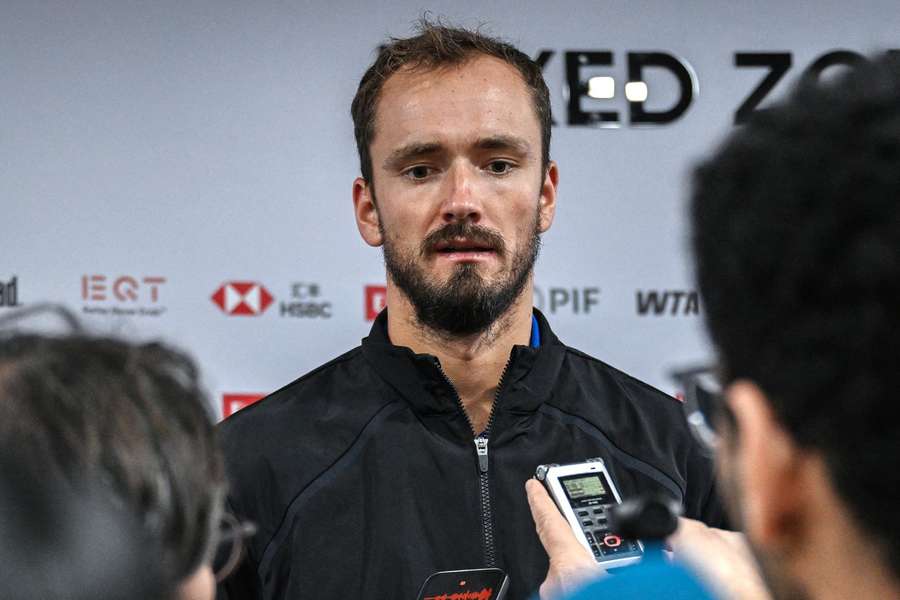 Daniil Medvedev își prezintă scuzele la conferința de presă, după eliminarea din semifinale la Beijing Daniil Medvedev își prezintă scuzele la conferința de presă, după eliminarea din semifinale la Beijing
