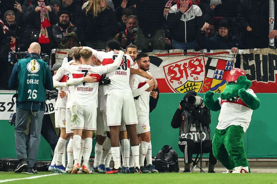 De spelers van Stuttgart en de mascotte vieren de 0-1