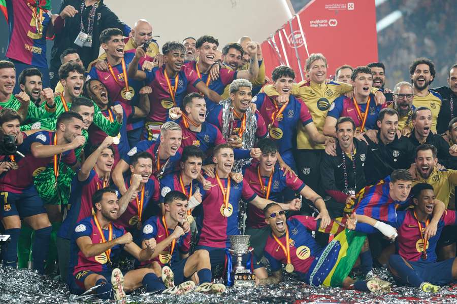 Hráči Barcelony oslavujú prvú získanú trofej v roku 2025. Hráči Barcelony oslavujú prvú získanú trofej v roku 2025.