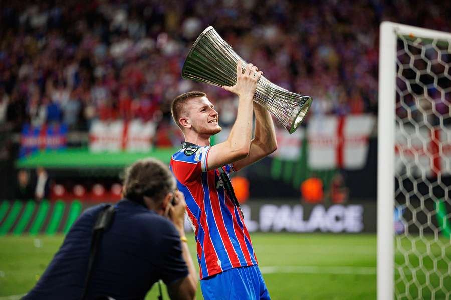 Adam Wharton z Crystal Palace świętuje zdobycie trofeum Ligi Konferencji Adam Wharton z Crystal Palace świętuje zdobycie trofeum Ligi Konferencji