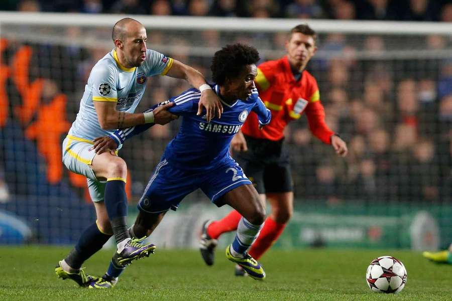 Willian, în duel cu Iasmin Latovlevici, în duelul Chelsea - Steaua din grupele Champions League, decembrie 2013 (scor 1-0 pentru Chelsea)