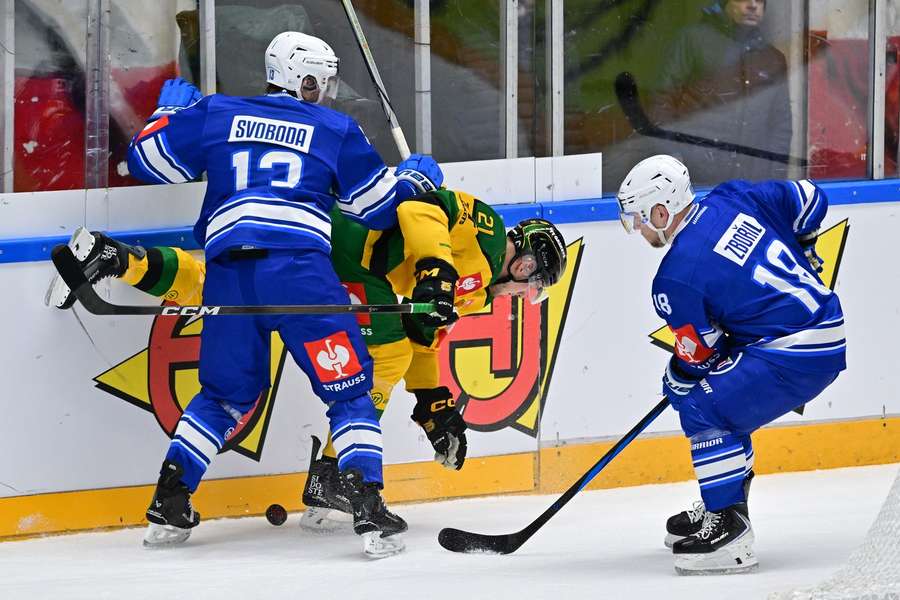 Kučeřík v souboji se dvěma hráči Komety.