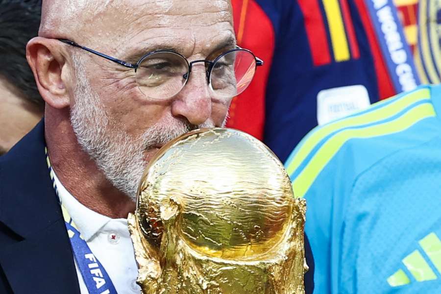 Spain's head coach Luis de la Fuente kisses the trophy after winning the 2026 World Cup 