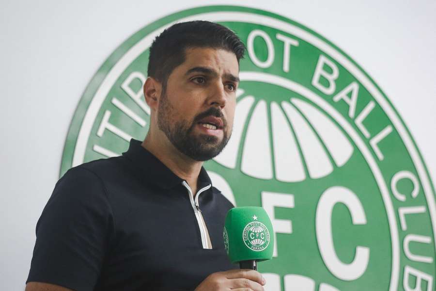 António Oliveira continua no Brasileirão, tendo sido anunciado como novo treinador do Coritiba