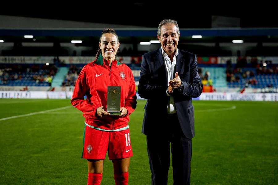 Diana Gomes recebeu placa comemorativa pelas 50 internacionalizações