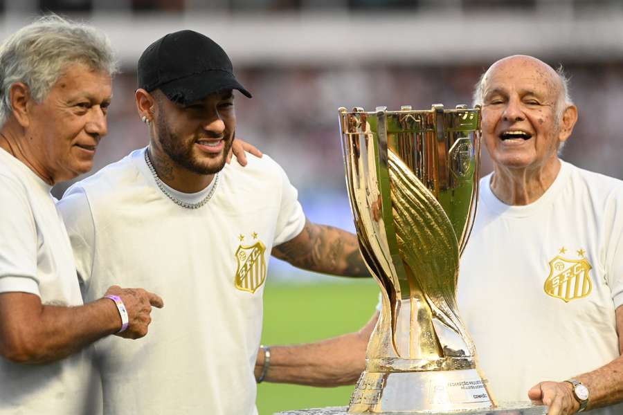 Neymar se juntou a Clodoaldo e Pepe na cerimônia pré-jogo da final
