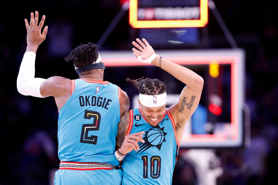 Okogie und Lee von den Phoenix Suns feiern ihren Sieg über Orlando