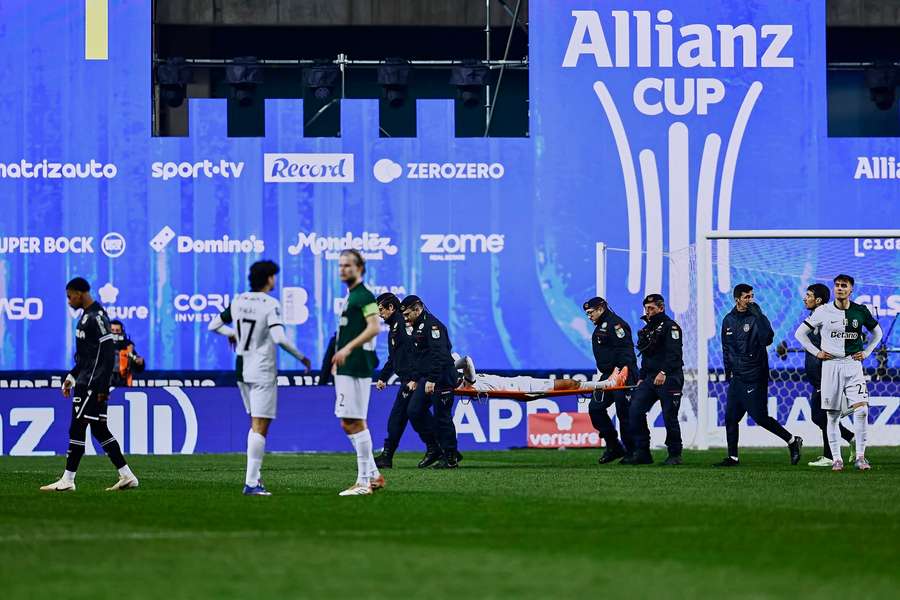 Eduardo Quaresma saiu de maca no jogo com o Vitória SC