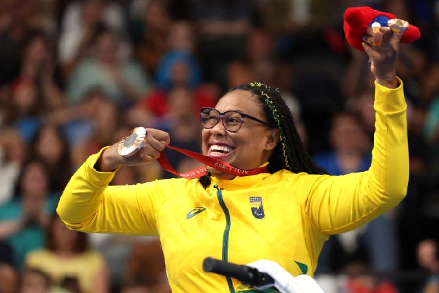 Lidia Cruz celebra a medalha de bronze nos Jogos Paralímpicos de Paris