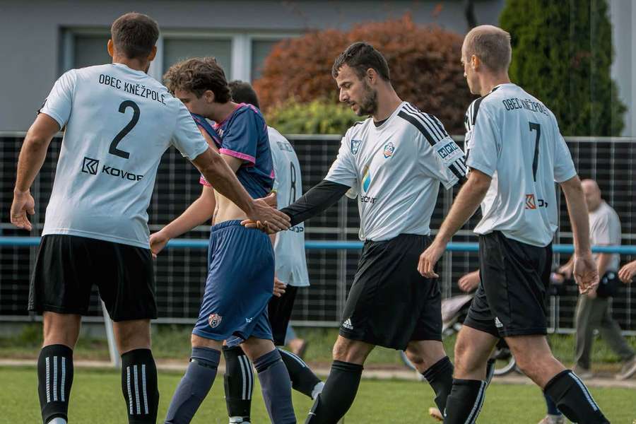 Bizár v osmé lize. Rozhodčí ukončil zápas po 25 minutách, neměl totiž kdo hrát