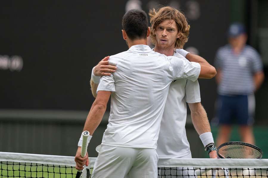 Andrey Rublev e Novak Djokovic abraçam-se após o jogo