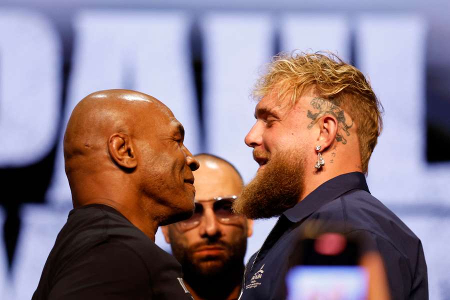 Mike Tyson (L) and Jake Paul (R)