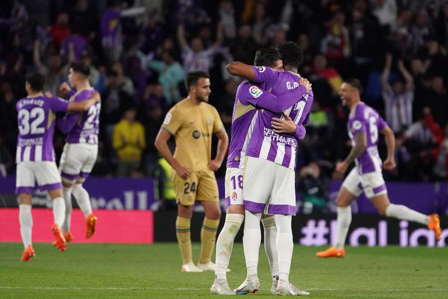 Real Valladolid's midfielder Gonzalo Plata (R) celebrates with teammates after scoring his team's third goal during the match against Barcelona 