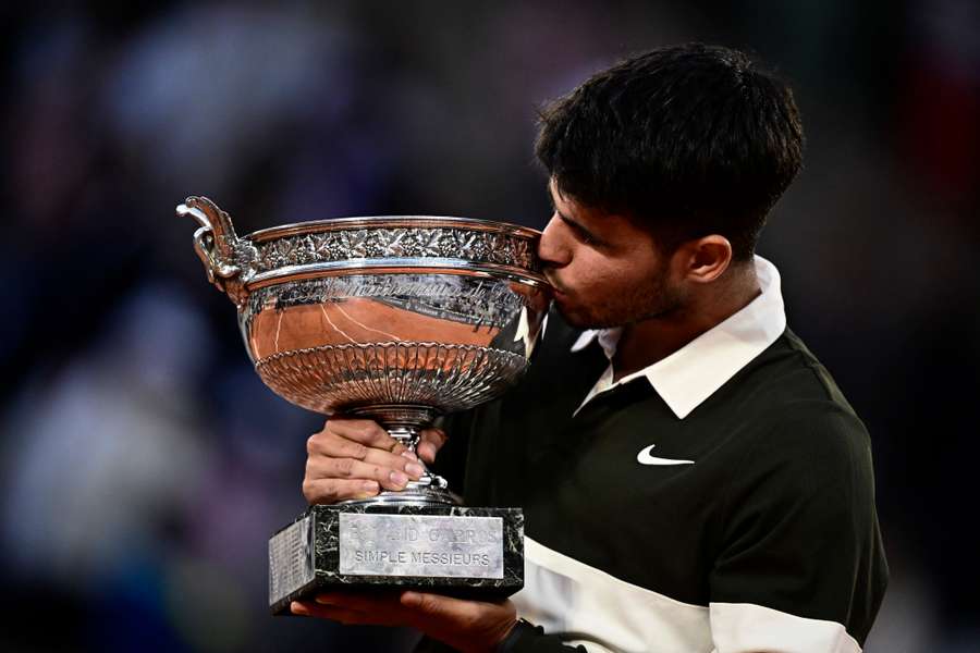 Carlos Alcaraz conseguiu uma virada histórica e se tornou bicampeão de Roland Garros