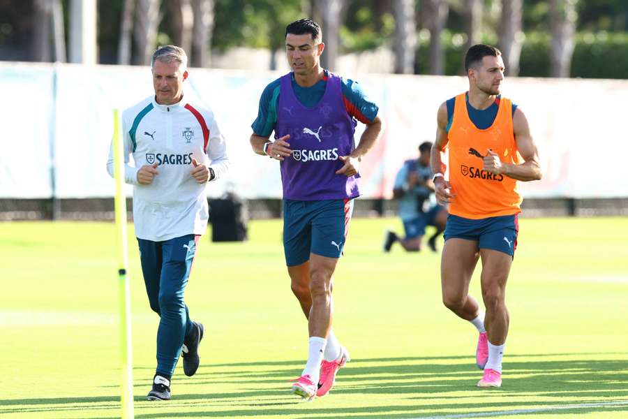 Diogo Dalot aux côtés de Cristiano Ronaldo à l’entraînement de la sélection Diogo Dalot aux côtés de Cristiano Ronaldo à l’entraînement de la sélection