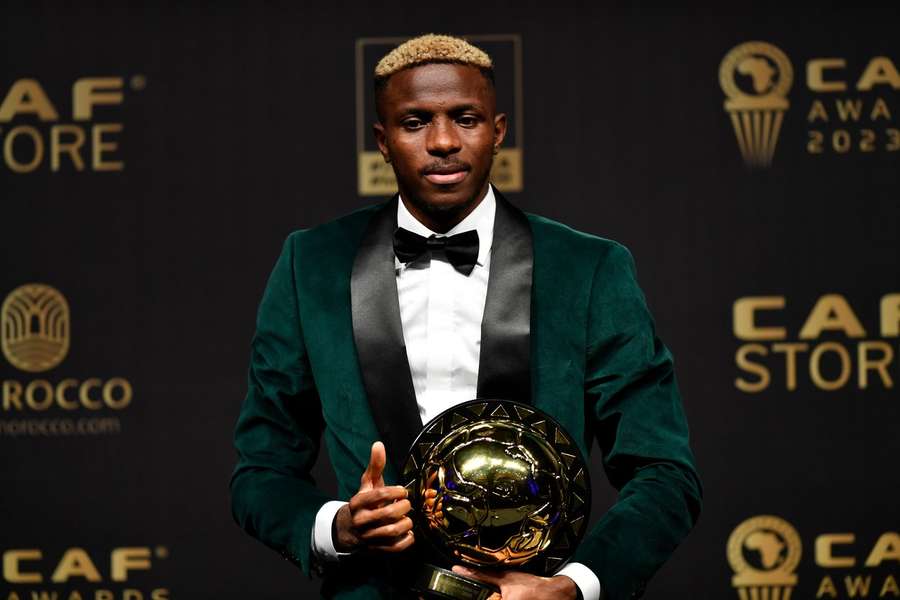 Victor Osimhen con il Pallone d'oro africano