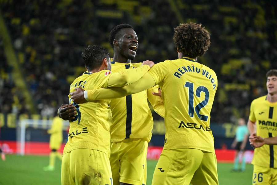 Os jogadores do Villarreal celebram o golo de Tani Oluwaseyi Os jogadores do Villarreal celebram o golo de Tani Oluwaseyi