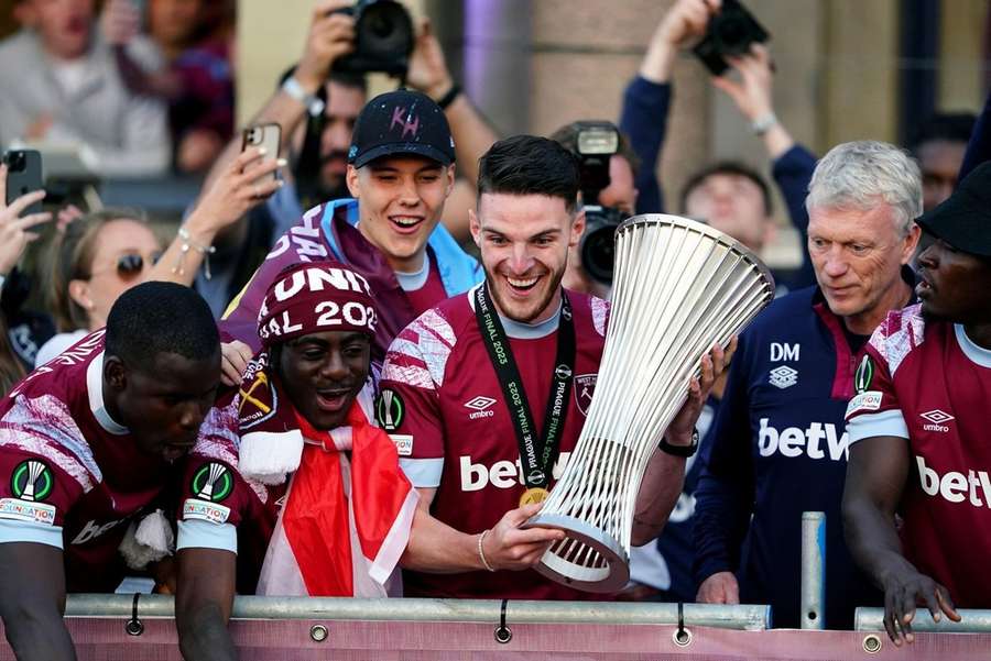 Declan Rice, tenant son premier trophée européen.