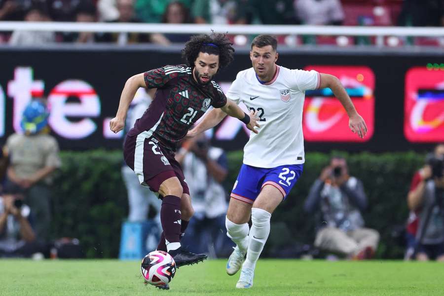 César Huerta em frente a Joe Scally durante o jogo entre México e EUA