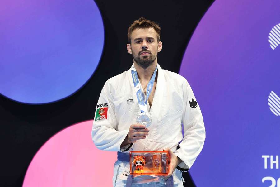 Pedro Ramalho com a medalha de prata no ju-jitsu
