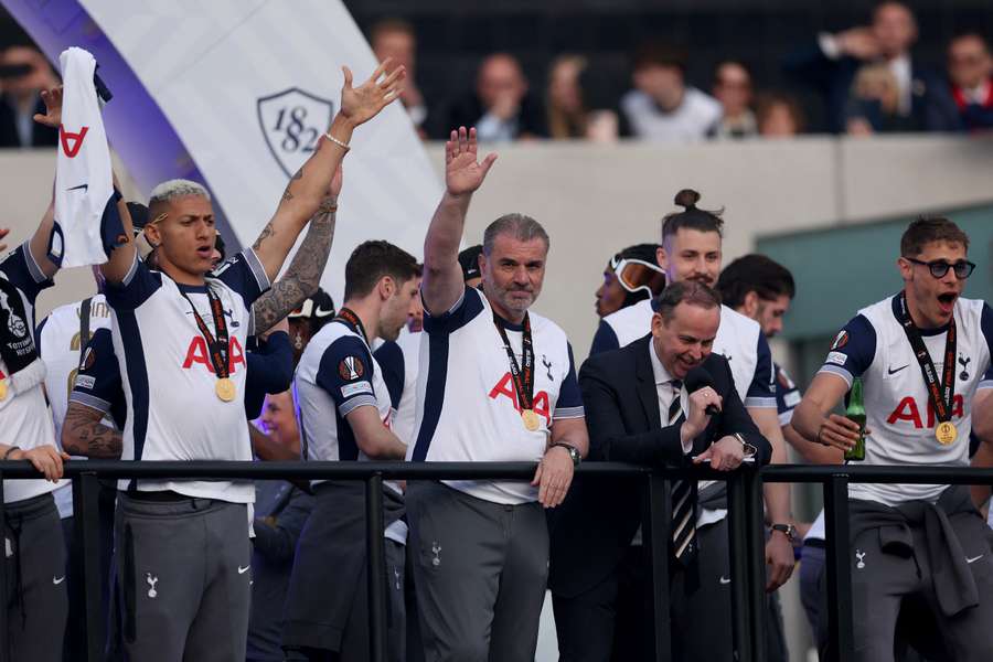 Postecoglou mává fanouškům Tottenhamu.