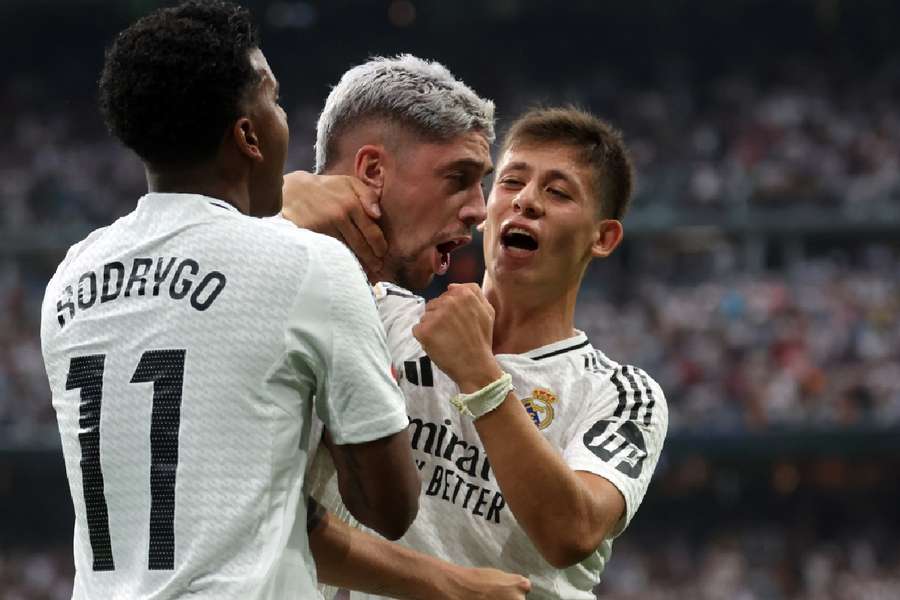 Valverde comemora gol ao lado de companheiros de Real Madrid