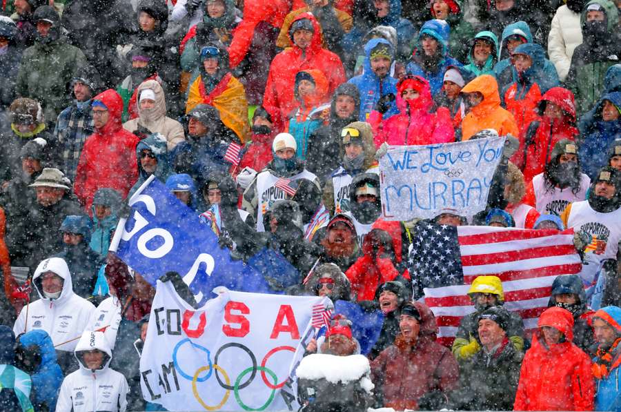 Skialpinizm - kibice reprezentacji Stanów Zjednoczonych na trybunach podczas półfinału sprintu mężczyzn
