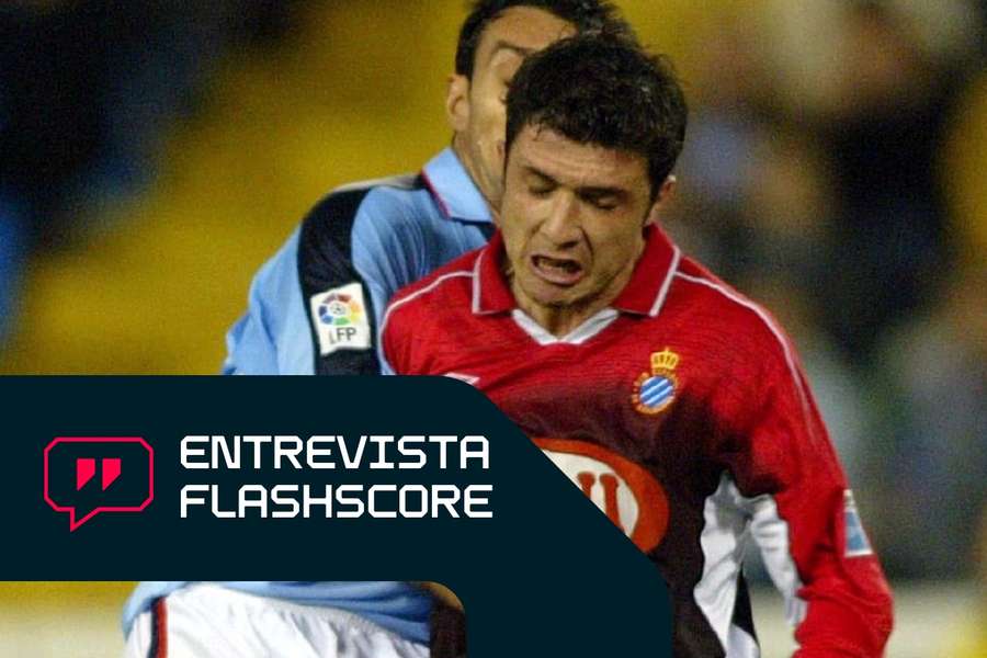 Ángel Morales, en plena disputa de un balón con Gustavo López durante un partido entre el Espanyol y el Celta