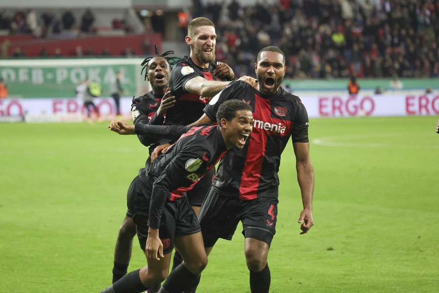 Bayer Leverkusen staat fier bovenaan