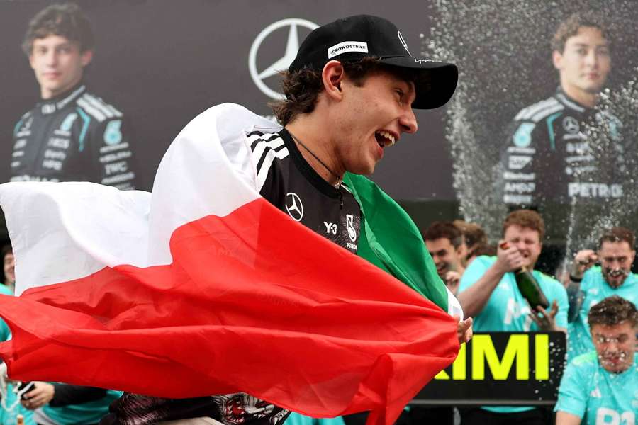 Kimi Antonelli festeggia con la bandiera italiana