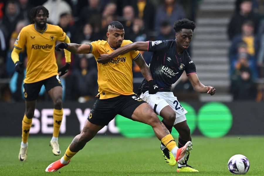 Lemina (L) battling with Lokonga