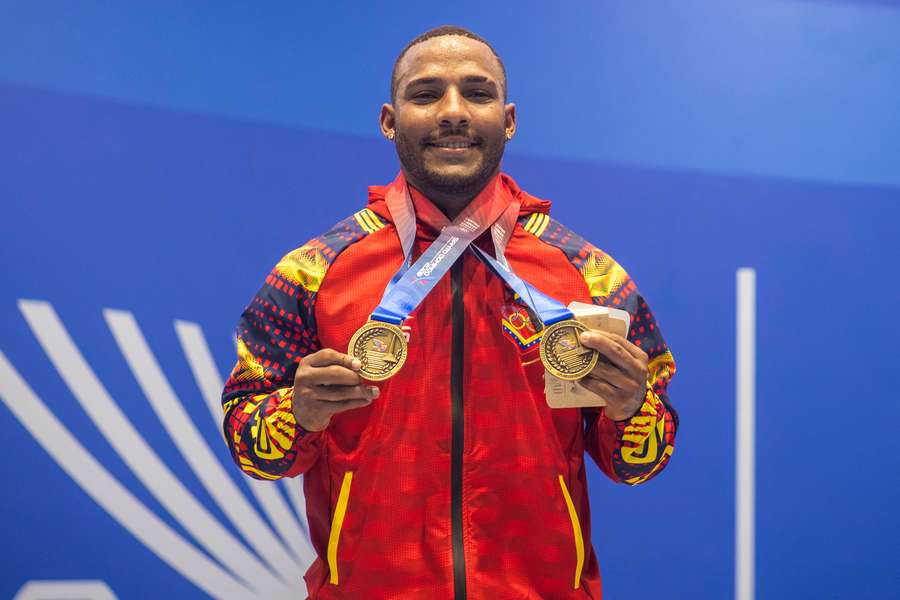 Julio Mayora, con sus dos medallas